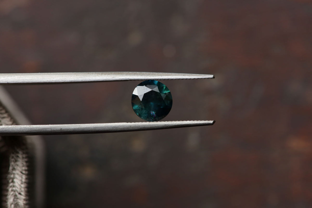 ON HOLD 1.50 carats Round Rainbow Teal Sapphire
